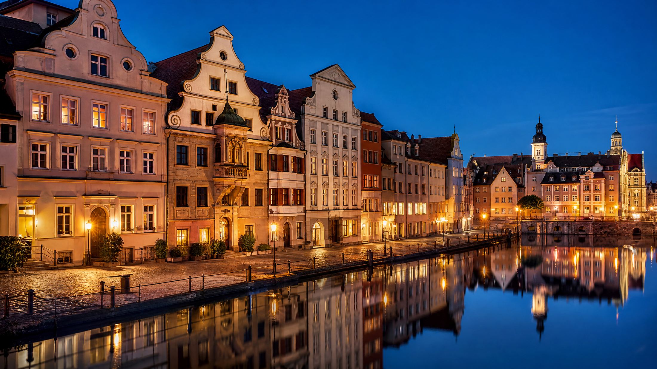 Augsburger Altstadt am Wasser zur blauen Stunde